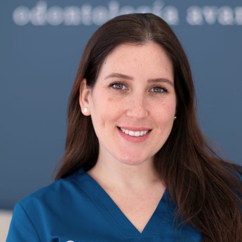 dra-Lorena-Odeh-implantest-y-protesis-dentales-clinica-dental-alcobendas