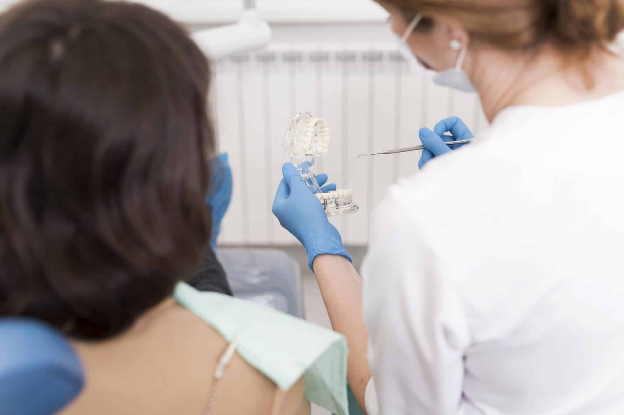 imagen de paciente de implante dental en la consulta de piñeda y odeh explicando el proceso de como se pone un implante dental